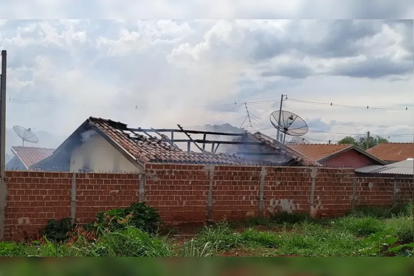 Incêndio destrói casa no Orlando Bacarin; assista