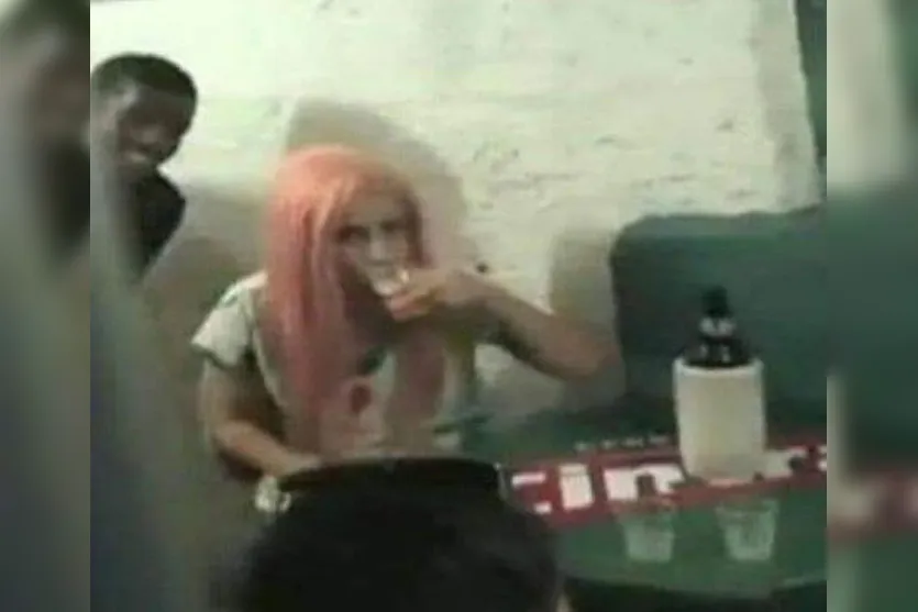 Dentista paranaense parecida com "Lady Gaga" viraliza em sites gringos; Veja