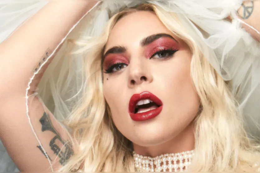 Dentista paranaense parecida com "Lady Gaga" viraliza em sites gringos; Veja