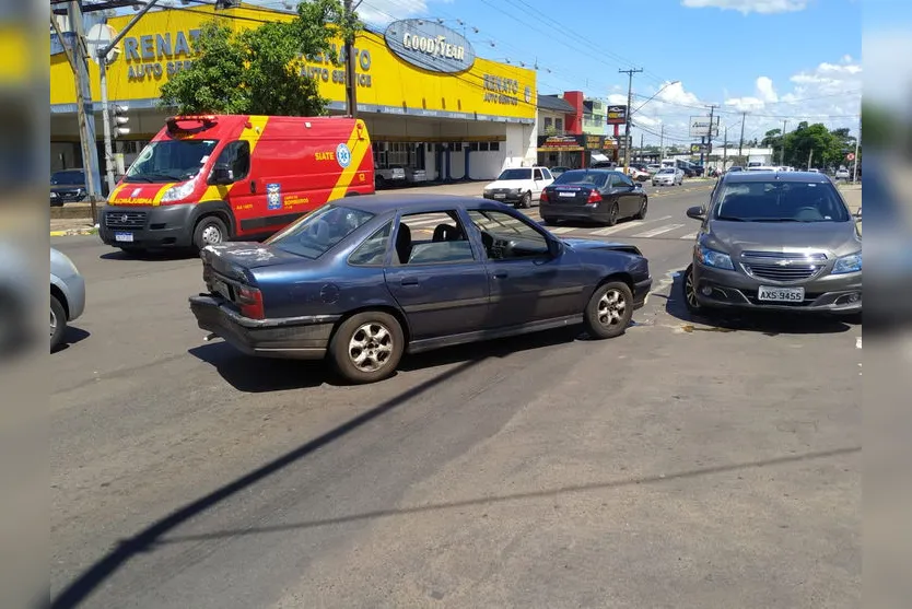 Acidente entre dois carros é registrado na Avenida Minas Gerais