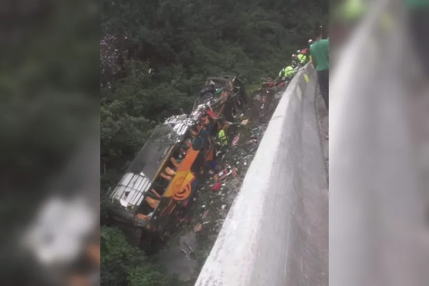 Acidente com óbitos envolvendo ônibus é registrado no litoral paranaense