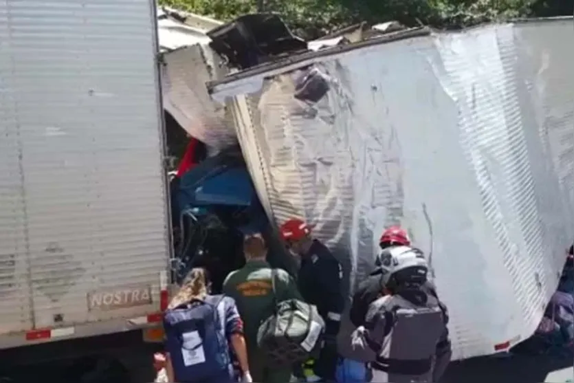 Acidente entre 3 caminhões provoca morte na BR-376