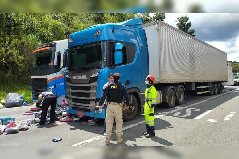 Acidente entre 3 caminhões provoca morte na BR-376