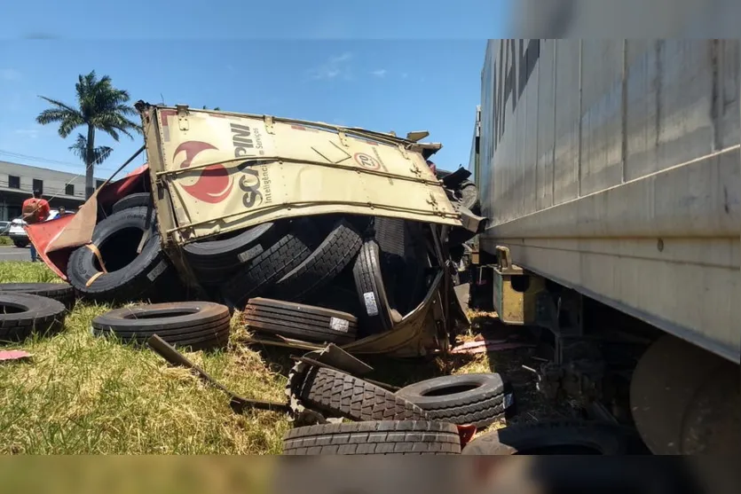 Acidente entre caminhão e trem é registrado nesta segunda-feira; Vídeo
