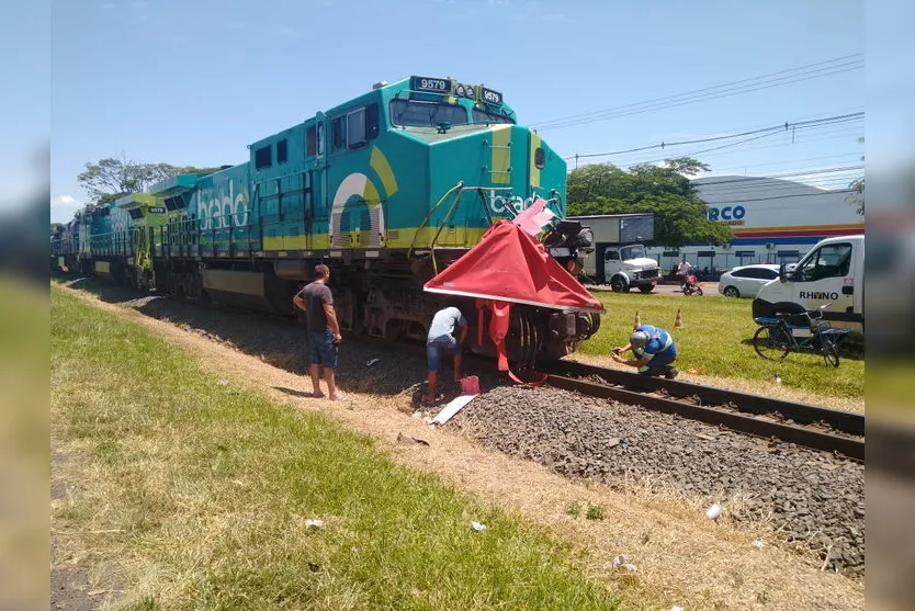 Acidente entre caminhão e trem é registrado nesta segunda-feira; Vídeo