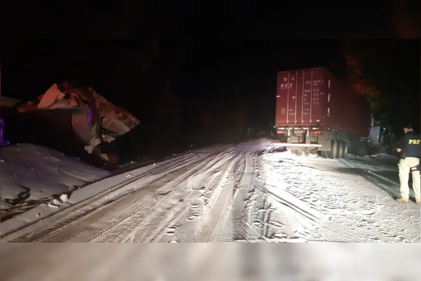 Acidente entre dois caminhões e um carro causa morte na rodovia