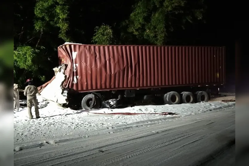Acidente entre dois caminhões e um carro causa morte na rodovia