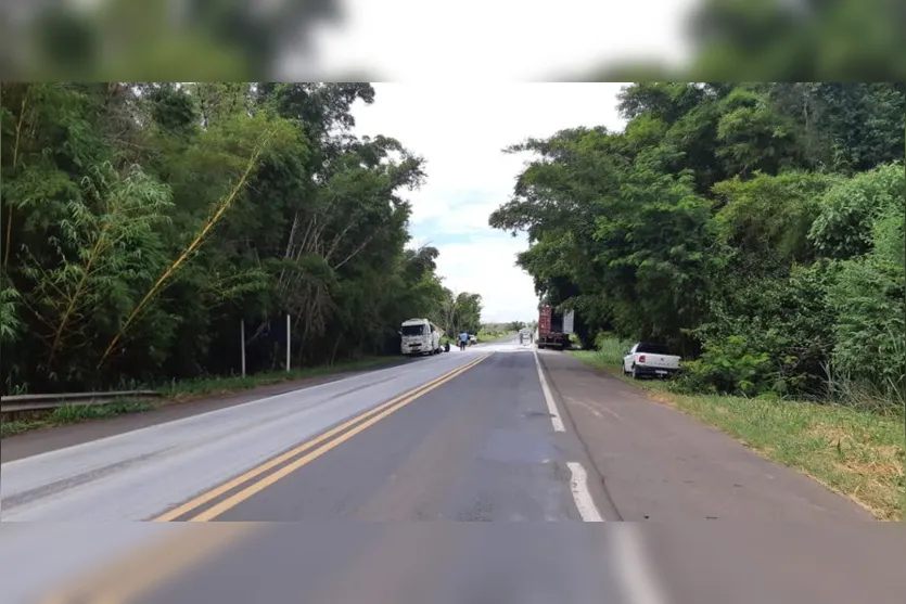 Acidente entre dois caminhões e um carro causa morte na rodovia