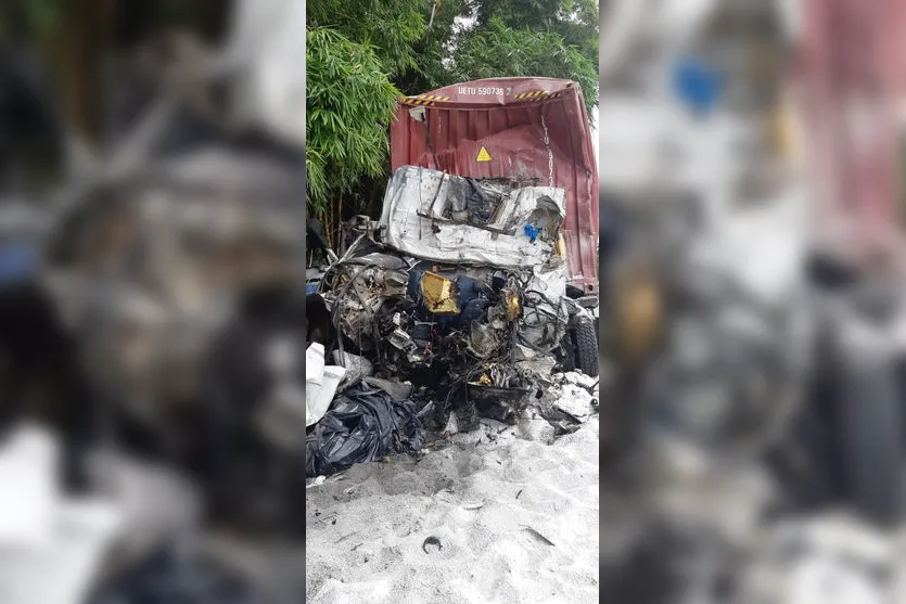 Acidente entre dois caminhões e um carro causa morte na rodovia