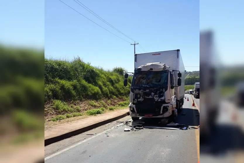 Acidente provoca ferimentos em motorista e grandes danos