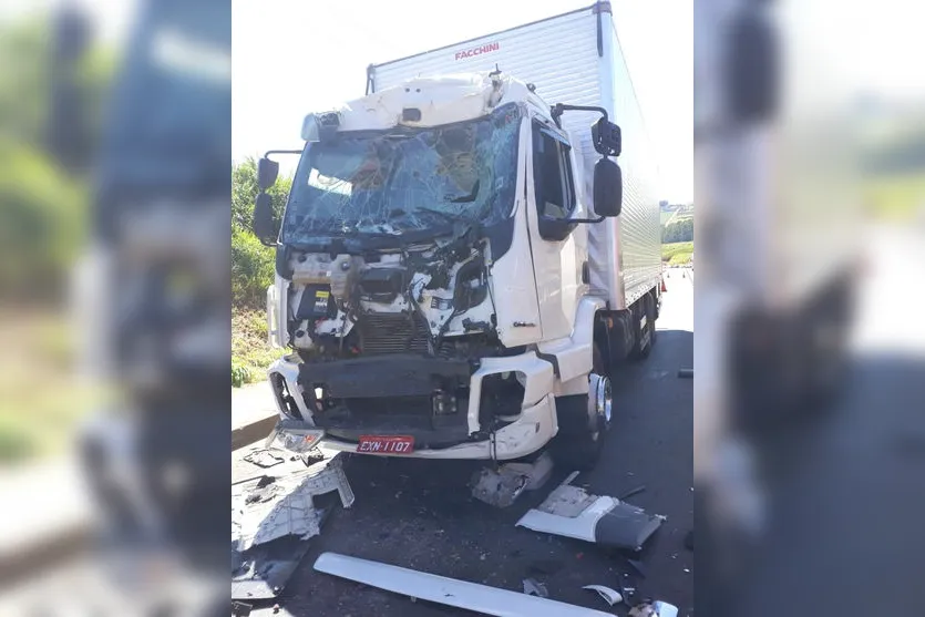 Acidente provoca ferimentos em motorista e grandes danos