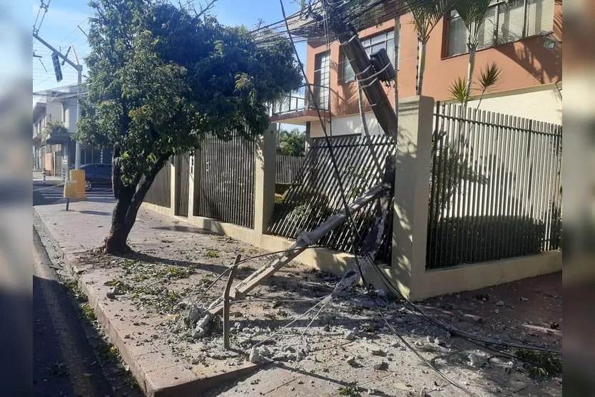 Caminhão colide com poste e deixa ruas de Arapongas sem luz
