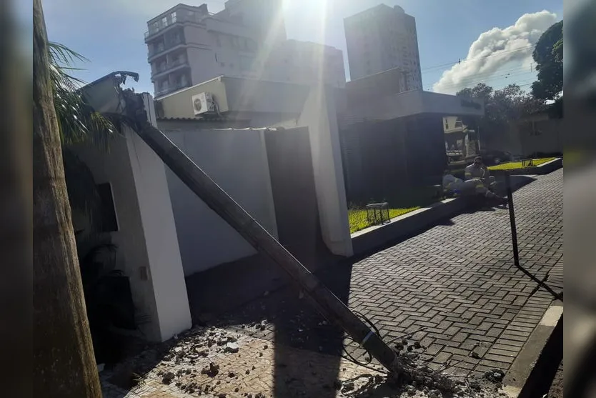 Caminhão colide com poste e deixa ruas de Arapongas sem luz