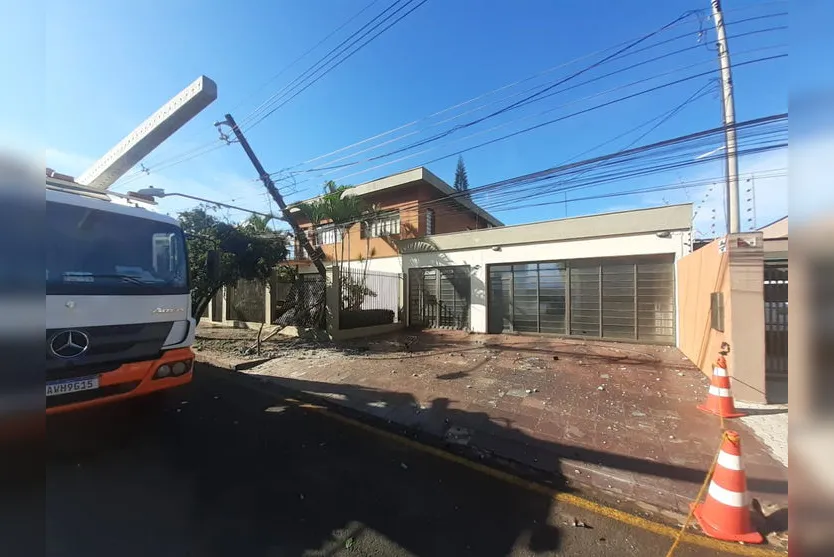 Caminhão colide com poste e deixa ruas de Arapongas sem luz