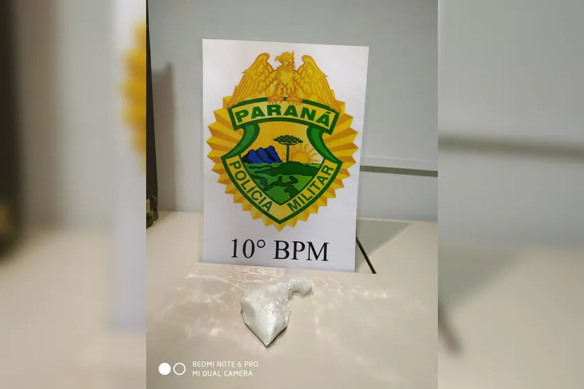 Cão de faro Iron encontra cocaína em mata e autor é detido pela PM