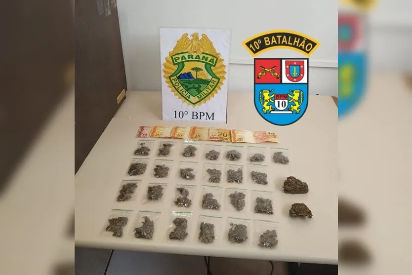 Cão de faro Nino encontra drogas em terreno baldio; homem é preso