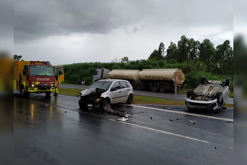 Capotamento envolve três veículos no Contorno Sul de Apucarana