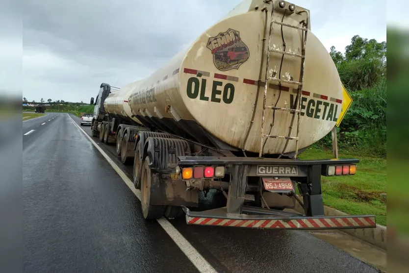 Capotamento envolve três veículos no Contorno Sul de Apucarana