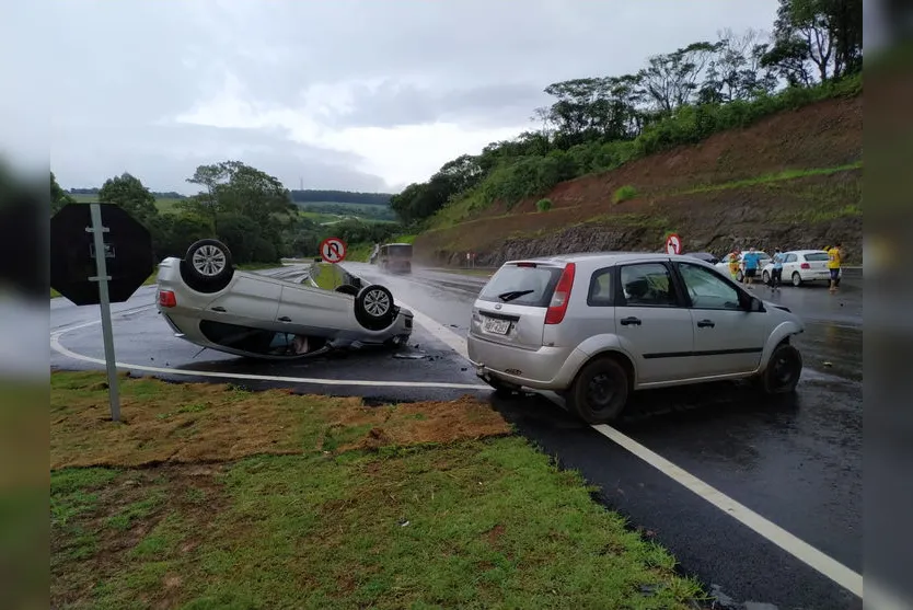 Capotamento envolve três veículos no Contorno Sul de Apucarana