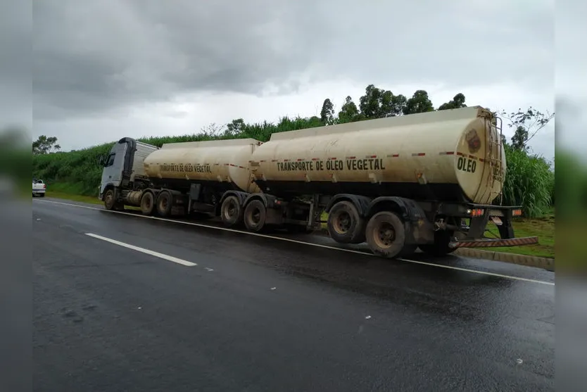 Capotamento envolve três veículos no Contorno Sul de Apucarana