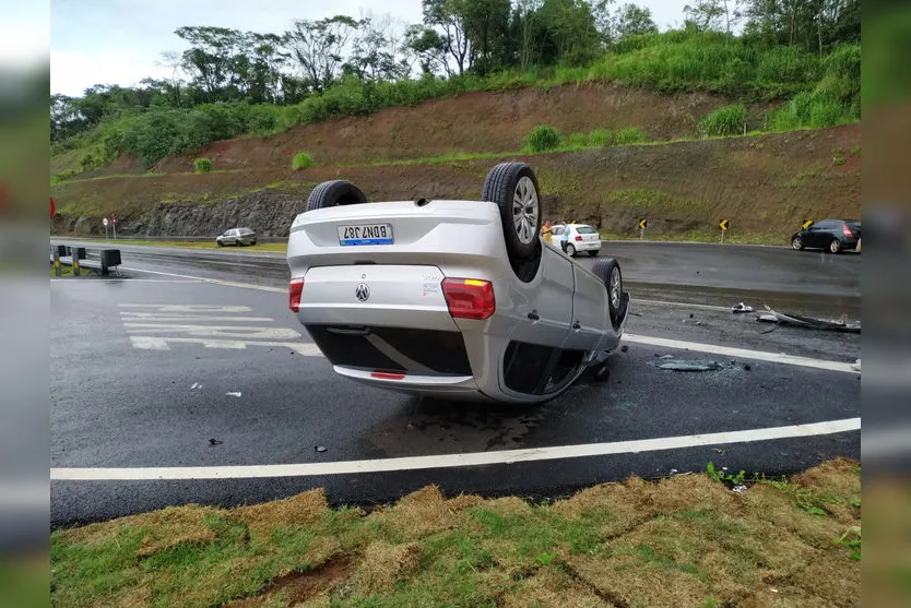 Capotamento envolve três veículos no Contorno Sul de Apucarana