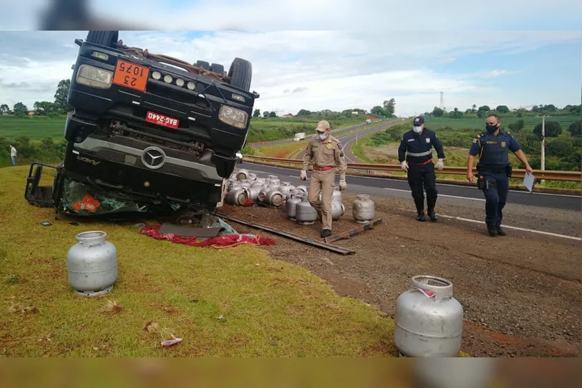 Carreta carregada com gás tomba na BR-376; Veja