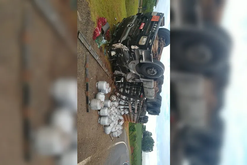 Carreta carregada com gás tomba na BR-376; Veja
