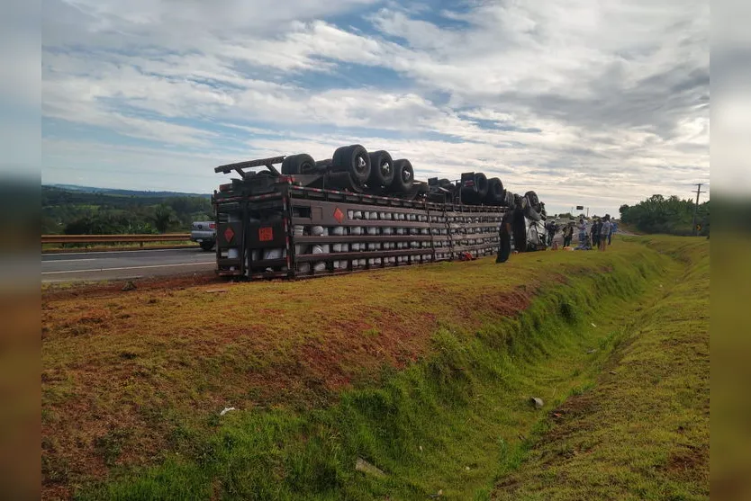 Carreta carregada com gás tomba na BR-376; Veja