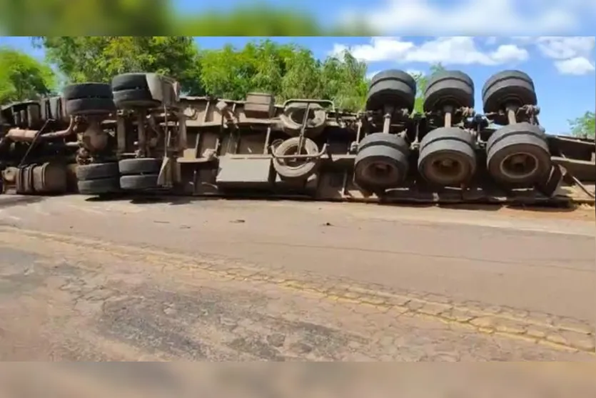 Carreta tomba na na PR-170 e causa vazamento de óleo