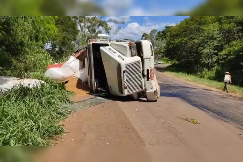 Carreta tomba na na PR-170 e causa vazamento de óleo