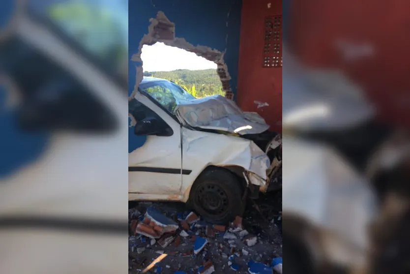 Carro bate e derruba ponto de ônibus em Apucarana