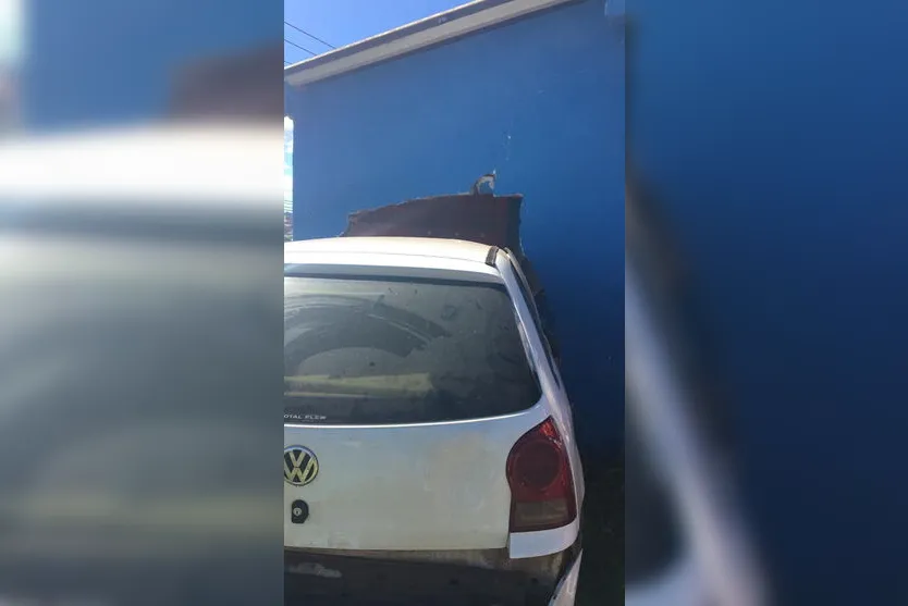 Carro bate e derruba ponto de ônibus em Apucarana