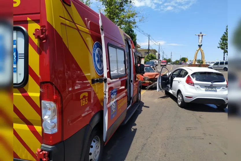 Carros batem de frente e casal sofre ferimentos; assista