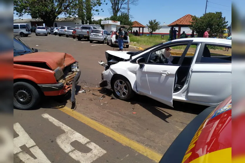 Carros batem de frente e casal sofre ferimentos; assista