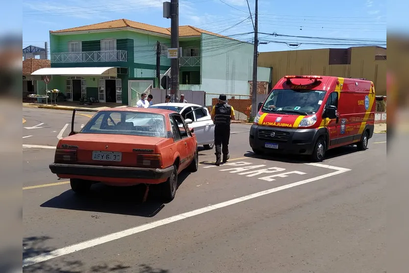 Carros batem de frente e casal sofre ferimentos; assista