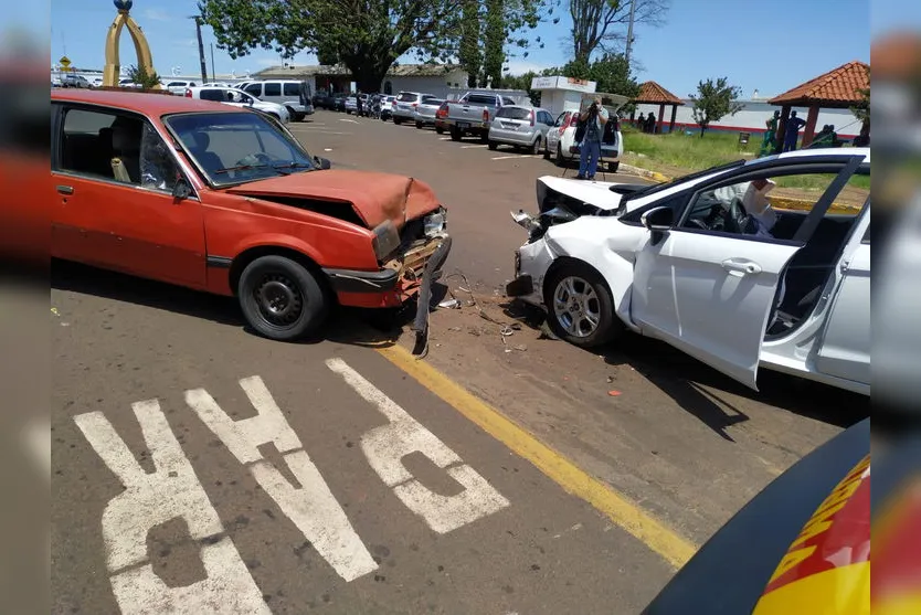 Carros batem de frente e casal sofre ferimentos; assista