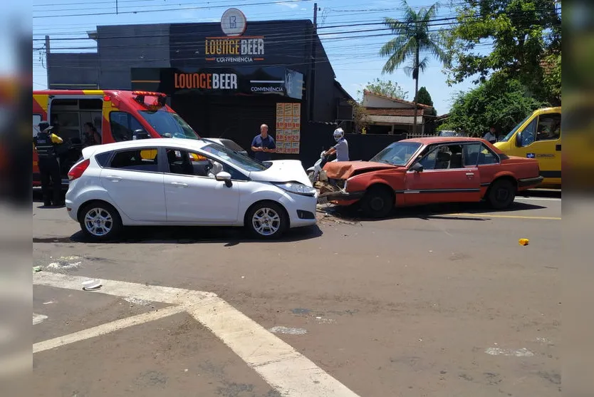 Carros batem de frente e casal sofre ferimentos; assista