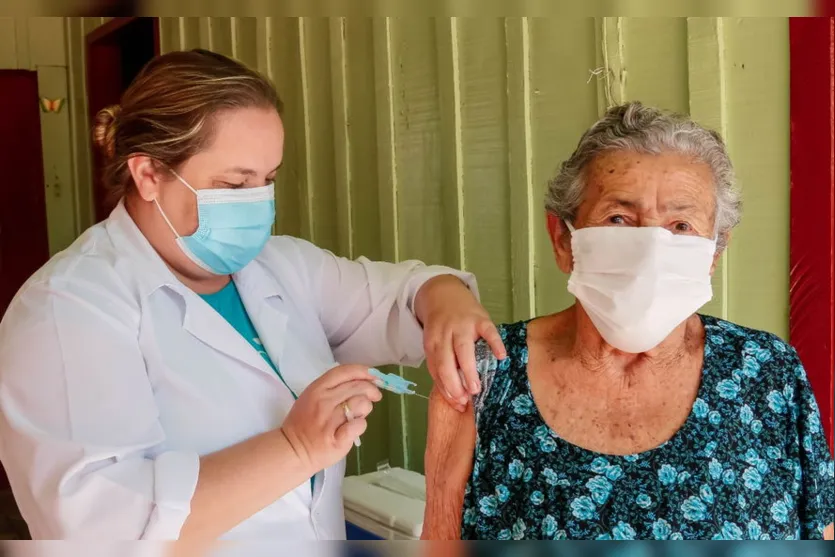 Centenários: Idosos são vacinados em Apucarana