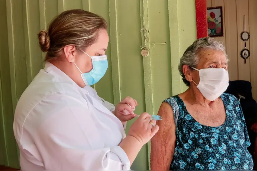 Centenários: Idosos são vacinados em Apucarana
