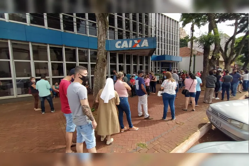 Cliente de banco denuncia espera de mais de 5 horas em fila; vídeo