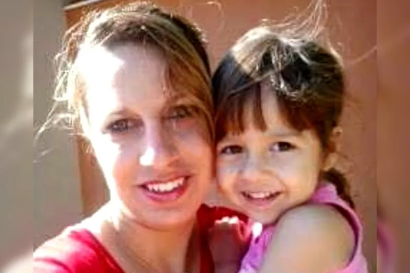 Corpo de mãe e filha são achados enterrados em quintal de casa