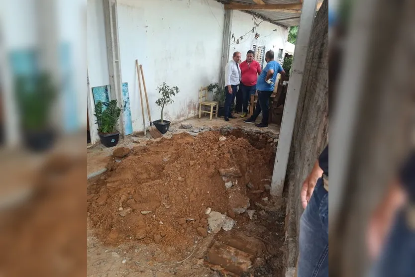 Corpo de mãe e filha são achados enterrados em quintal de casa