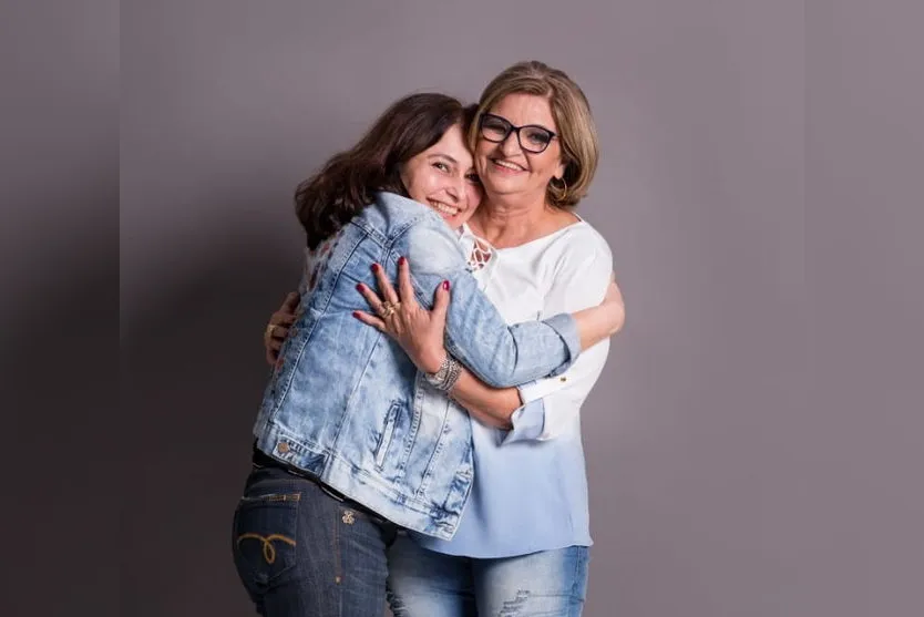  Denize junto de Maristela, da loja Carmos Mendes, onde o cupom foi sorteado  