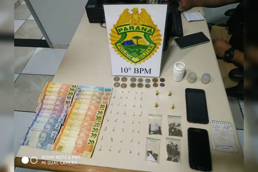 Dois homens são presos e um menor é apreendido com drogas