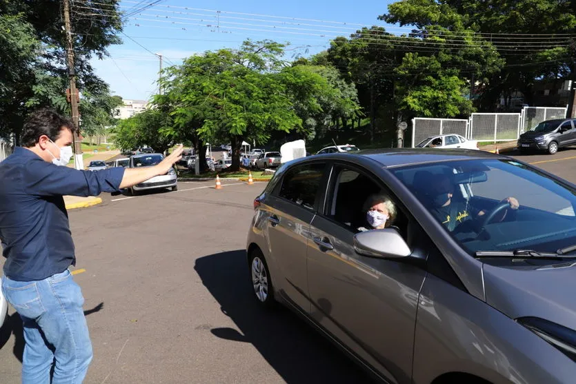 Drive-thru: Apucarana realiza vacinação contra a Covid-19; veja