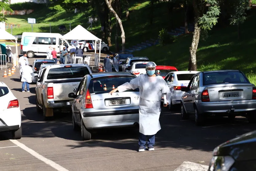 Drive-thru: Apucarana realiza vacinação contra a Covid-19; veja