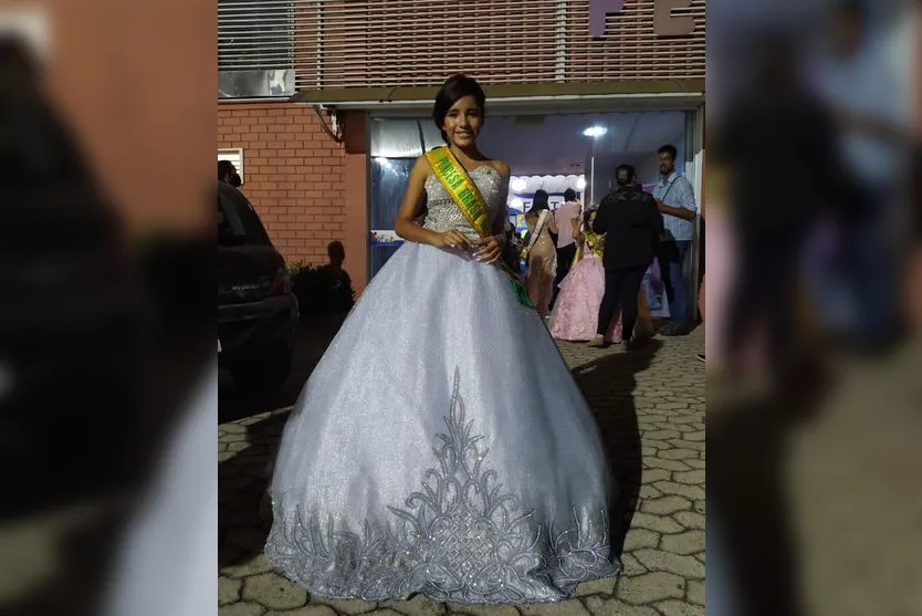 Garota que vendeu latinhas para alugar vestido é destaque em concurso