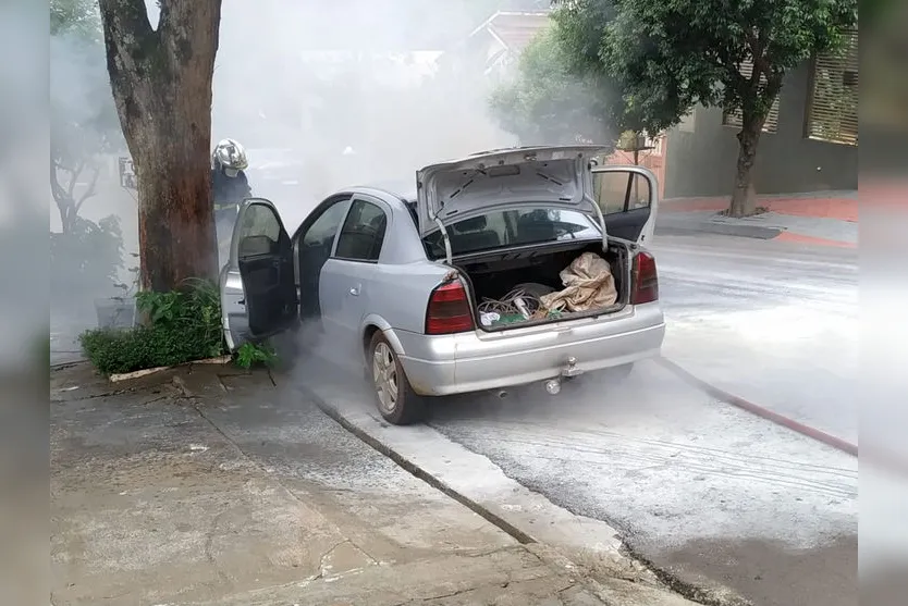 Incêndio destrói veículo na manhã desta segunda; vídeo