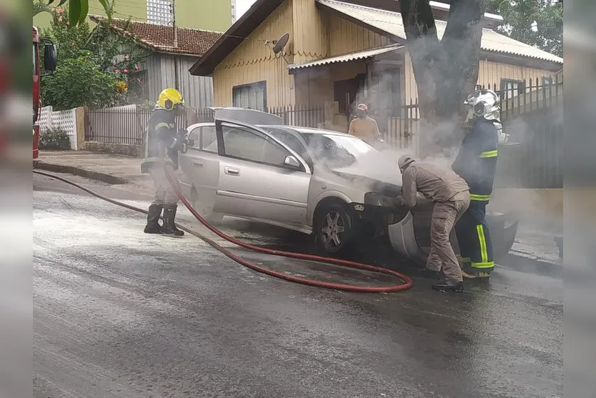 Incêndio destrói veículo na manhã desta segunda; vídeo