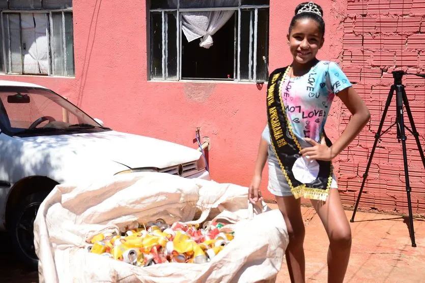 Menina que vendeu latinhas para alugar vestido participa de concurso em Curitiba